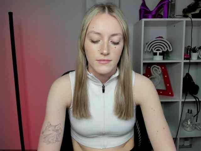 EvelynBlond26 webcam
