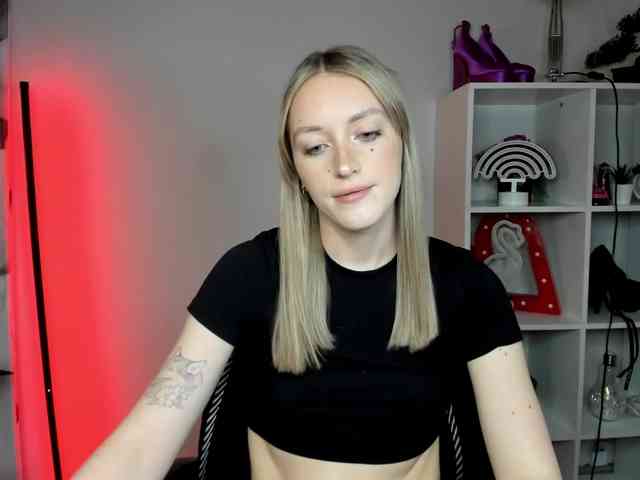EvelynBlond26 webcam