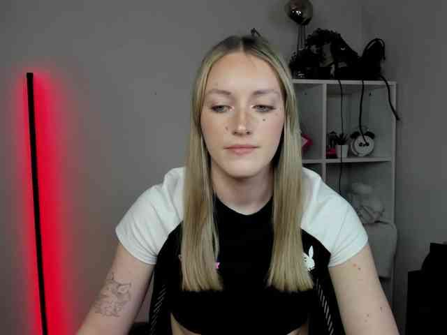 EvelynBlond26 webcam