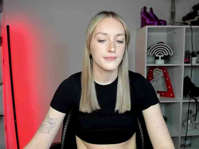 EvelynBlond26 webcam