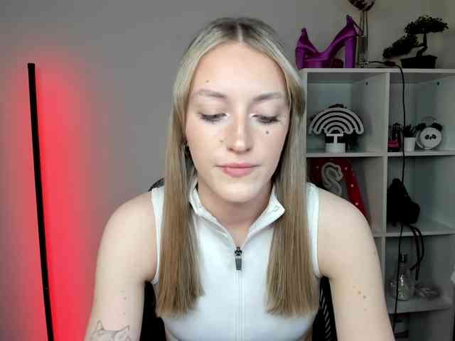 EvelynBlond26 webcam