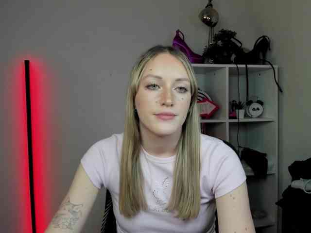 EvelynBlond Live Webcam on BongaCams