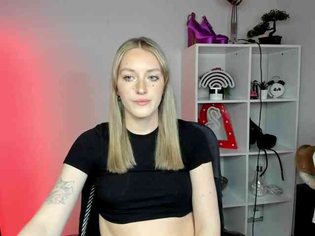 EvelynBlond26 webcam