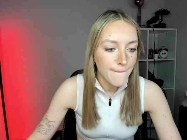 EvelynBlond26 webcam