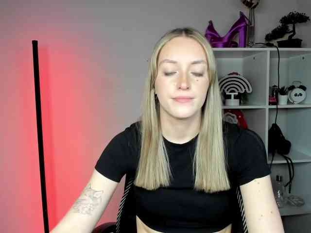 EvelynBlond26 webcam