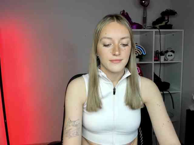 EvelynBlond26 webcam