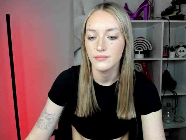 EvelynBlond26 webcam