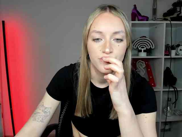 EvelynBlond26 webcam