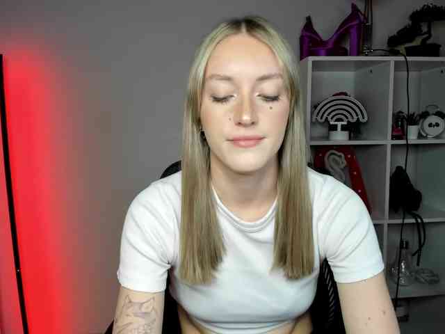 EvelynBlond26 webcam
