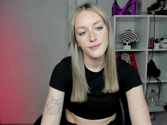 EvelynBlond26 webcam