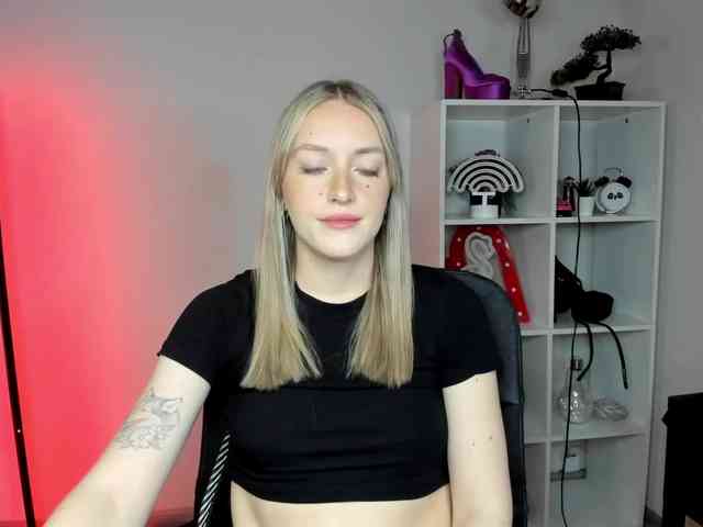 EvelynBlond26 webcam