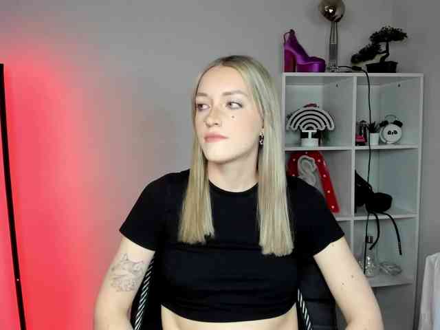 EvelynBlond26 webcam