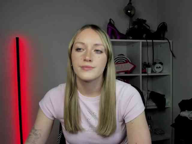 EvelynBlond Live Webcam on BongaCams