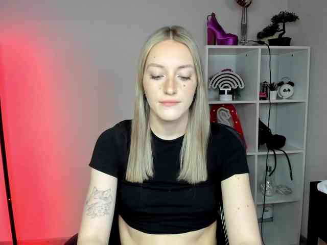 EvelynBlond26 webcam