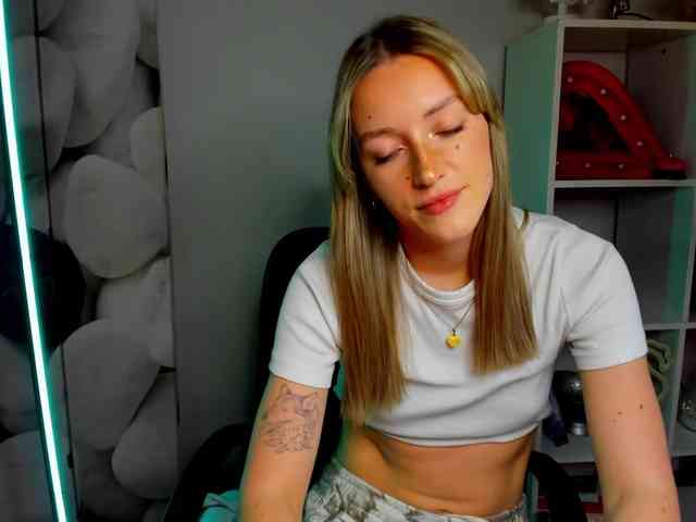 EvelynBlond26 webcam