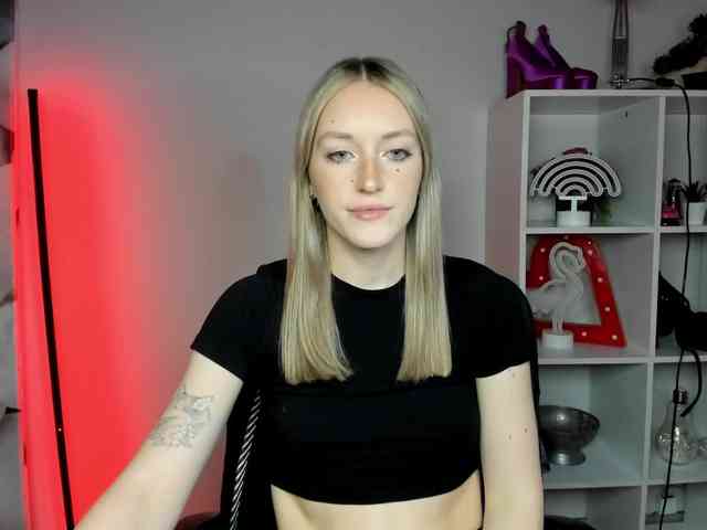 EvelynBlond26 webcam