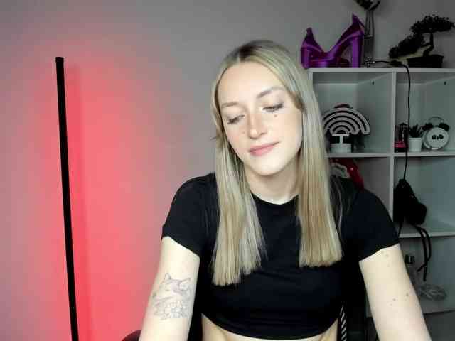 EvelynBlond26 webcam