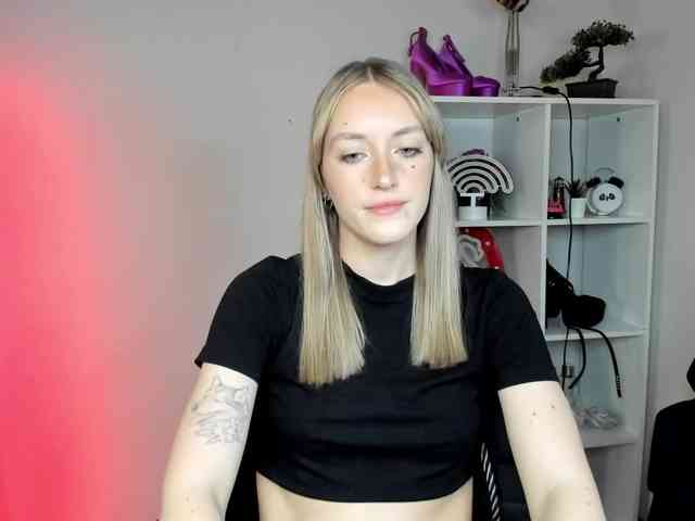 EvelynBlond26 webcam