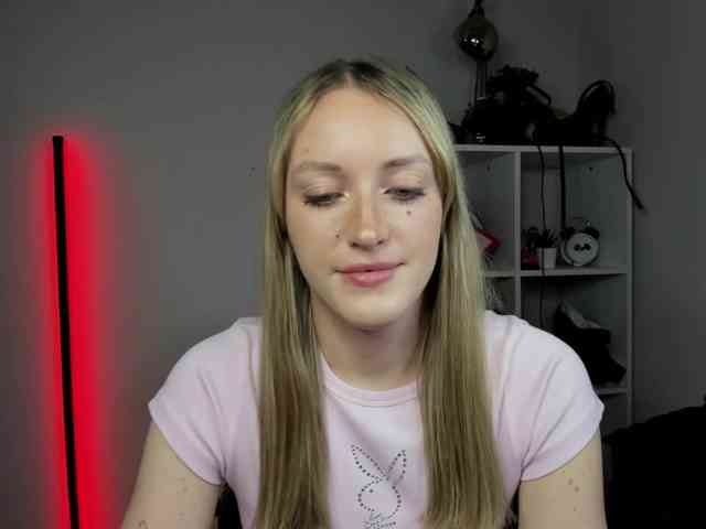 EvelynBlond26 webcam
