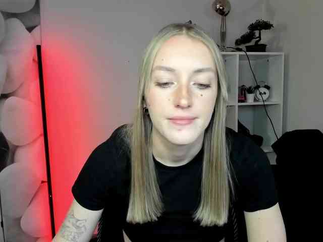 EvelynBlond26 webcam