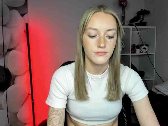 EvelynBlond26 webcam