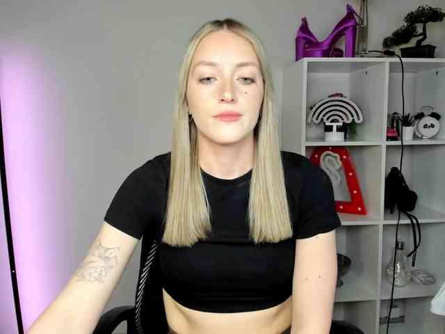 EvelynBlond26 webcam