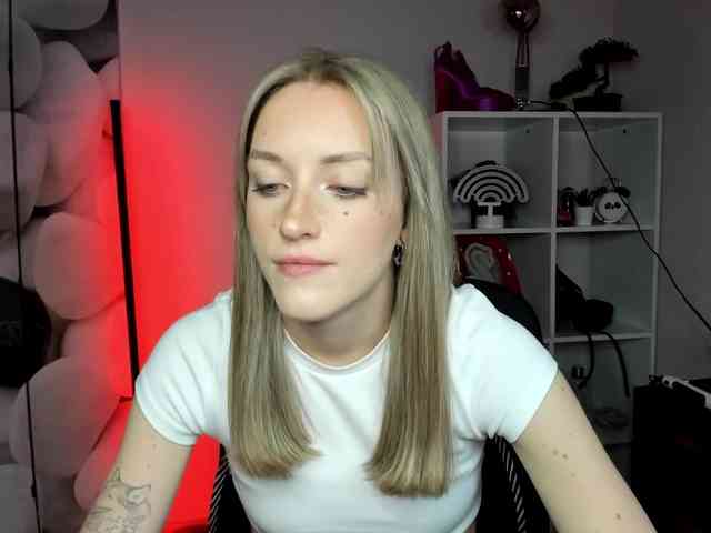 EvelynBlond26 webcam