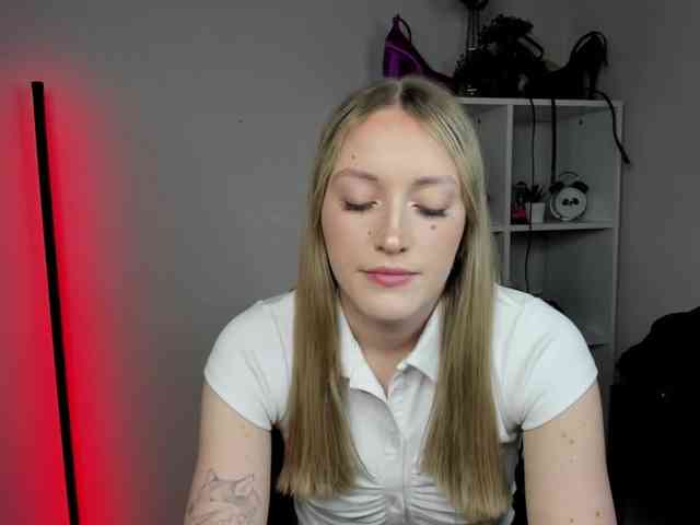 EvelynBlond26 webcam