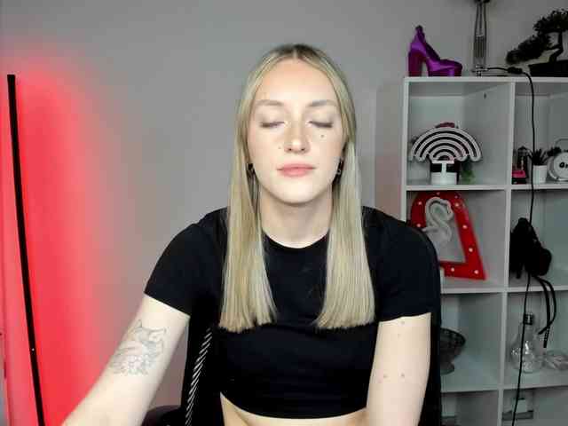 EvelynBlond26 webcam