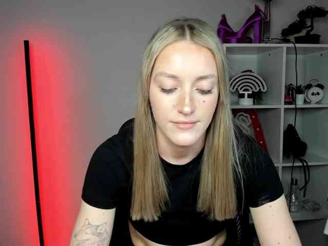 EvelynBlond26 webcam