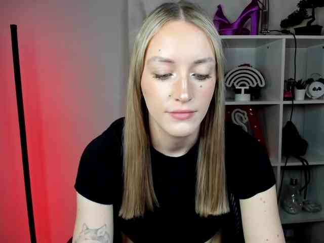 EvelynBlond26 webcam