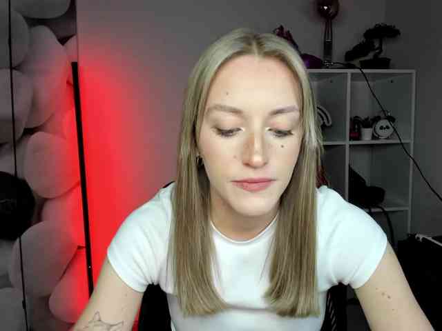 EvelynBlond26 webcam