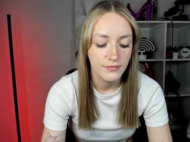 EvelynBlond26 webcam