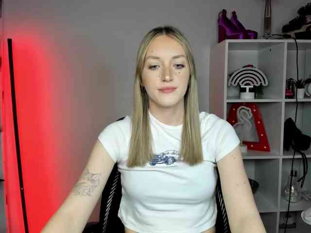 EvelynBlond26 webcam