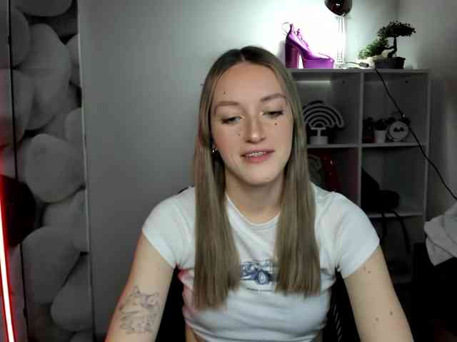 EvelynBlond26 webcam