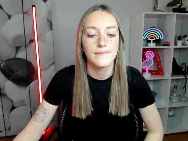 EvelynBlond26 webcam