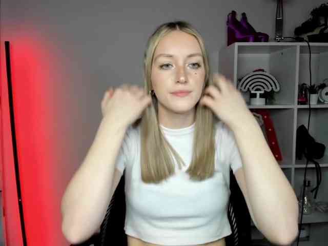 EvelynBlond26 webcam