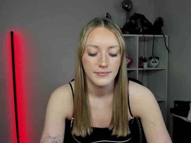 EvelynBlond26 webcam