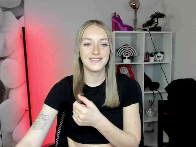 EvelynBlond26 webcam