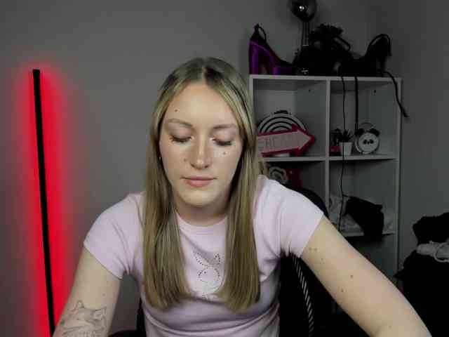 EvelynBlond26 webcam