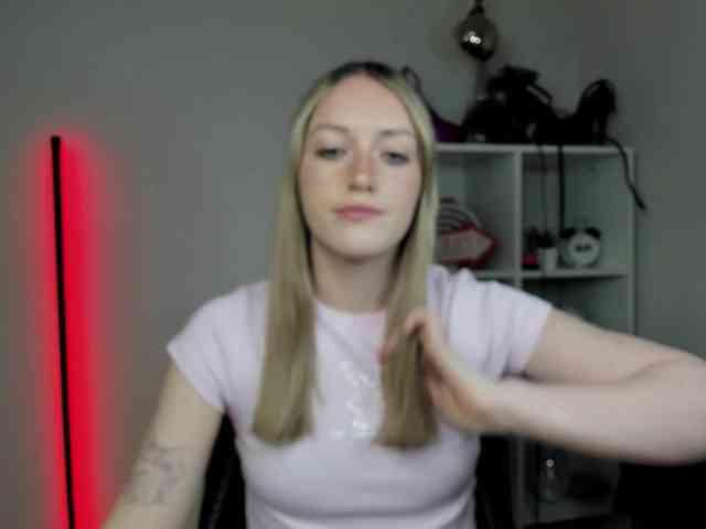 EvelynBlond26 webcam