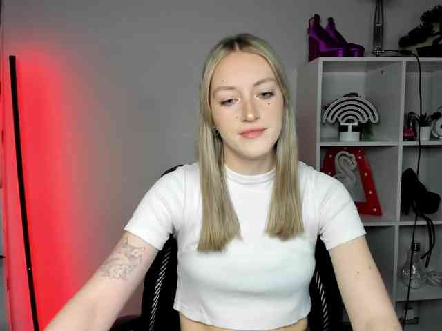 EvelynBlond26 webcam