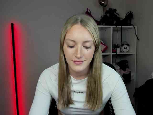 EvelynBlond26 webcam