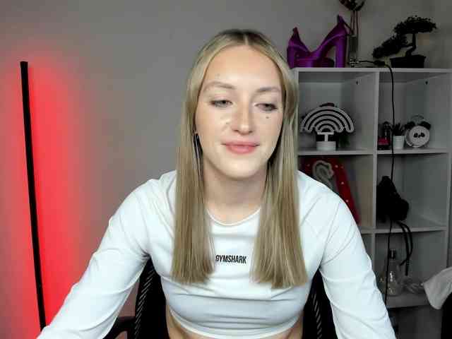 EvelynBlond26 webcam