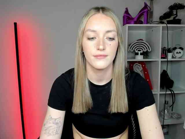 EvelynBlond26 webcam