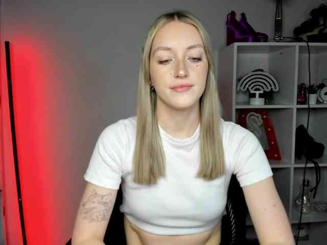 EvelynBlond26 webcam