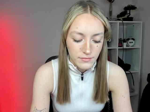 EvelynBlond26 webcam