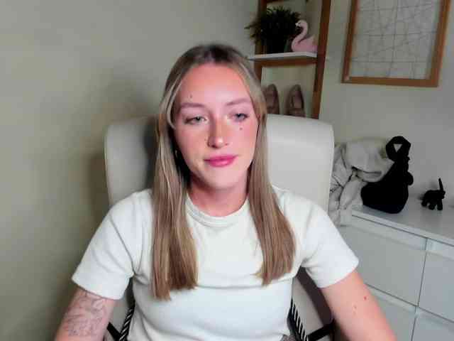 EvelynBlond26 webcam