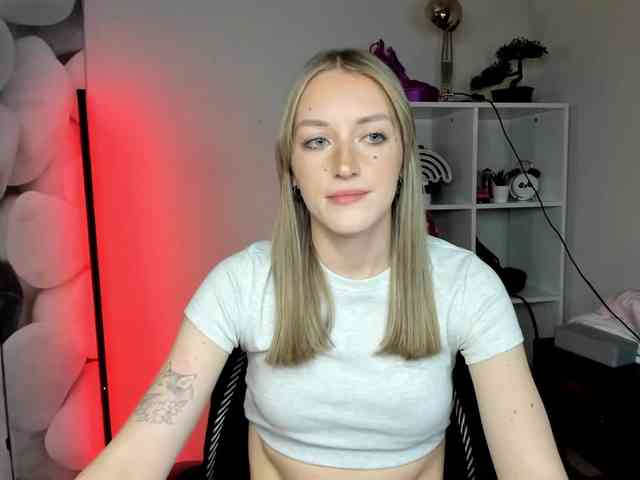 EvelynBlond26 webcam