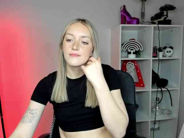 EvelynBlond26 webcam